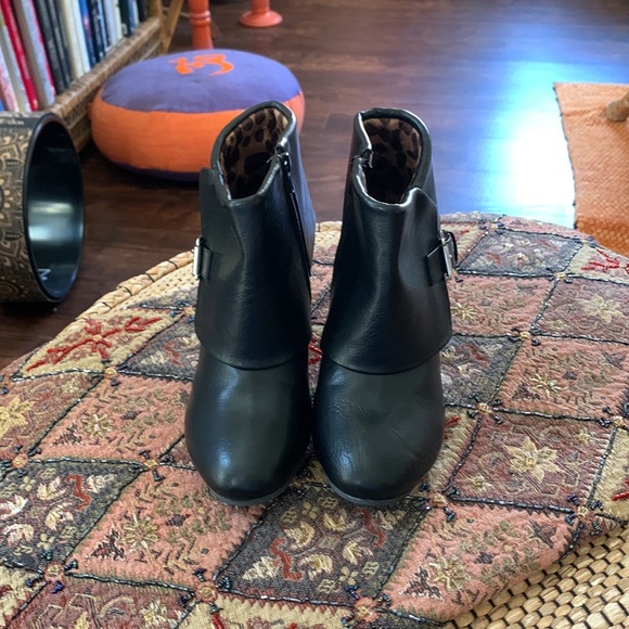 Super comfy black half boot. 7 wide - Picture 6 of 7